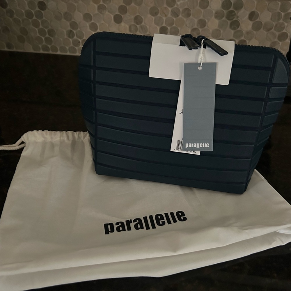 ✨ Parallelle Medium Makeup Bag – Indigo | New with Elastic Brush Loops.
